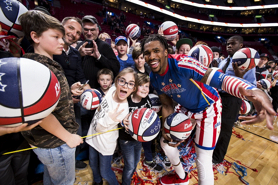 globetrotters with crowd